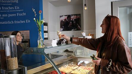 In der Eisdiele Stenz sind Belegschaft und Kunden bereit, die Eissaison so richtig losgehen zu lassen. Gutes Wetter &uuml;ber die Ostertage und dar&uuml;ber hinaus waren vergangene Woche Anlass zur Freude.