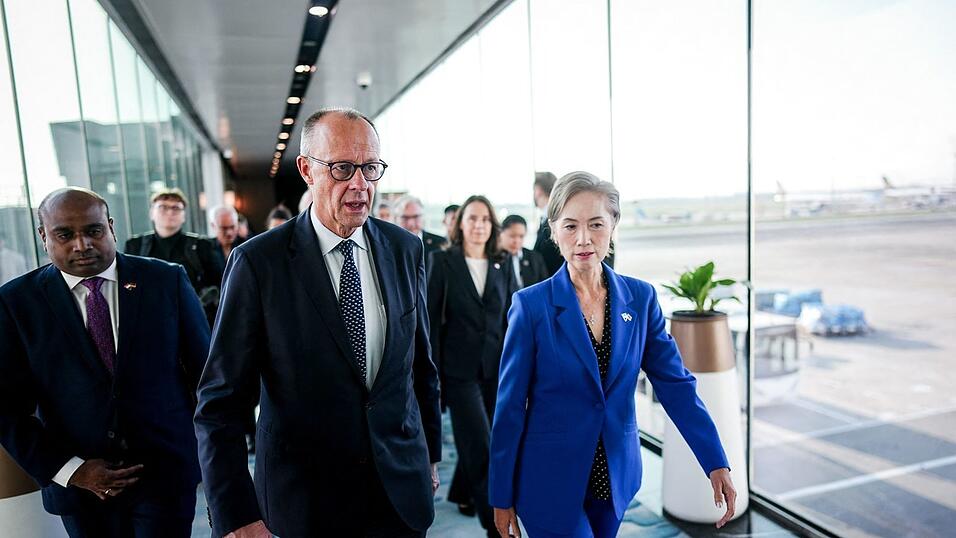 Bundeskanzler Merz ist zum Auftakt seiner Asienreise in Singapur eingetroffen. Bundeskanzler Merz ist zum Auftakt seiner Asienreise in Singapur eingetroffen.