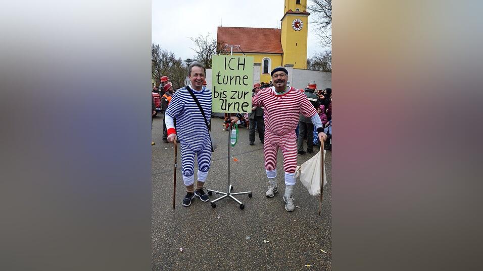 Mit dem großartigen 67. Faschingszug und einem anschließenden 'Narrentreiben' nahm am Faschingsdienstag der Fasching 2017 in Sarching ein glanzvolles Ende. Und was dabei alle 'narrisch' freute, das Wetter spielte doch noch mit; denn während des Zuges war es regenfrei; erst zum Ende regnete es! Mit dem großartigen 67. Faschingszug und einem anschließenden 'Narrentreiben' nahm am Faschingsdienstag der Fasching 2017 in Sarching ein glanzvolles Ende. Und was dabei alle 'narrisch' freute, das Wetter spielte doch noch mit; denn während des Zuges war es regenfrei; erst zum Ende regnete es!