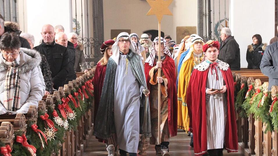 Die Sternsinger zogen mit Ihren Gaben in das Gotteshaus ein