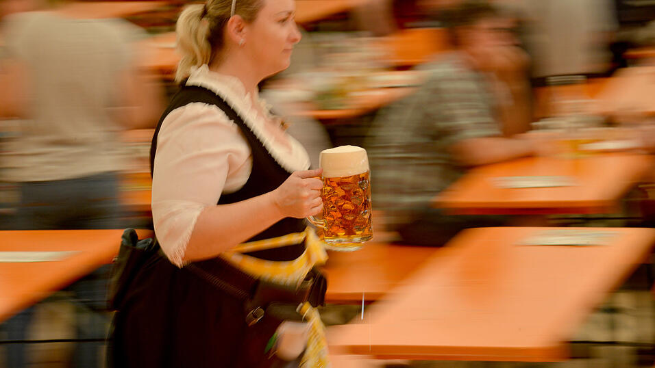 Dass die Festwirte den Bierpreis f&uuml;r die Dulten 2022 ohne Genehmigung von 8,90 Euro auf 9,90 Euro angehoben haben, hat nicht nur Dultbesucher ver&auml;rgert.&nbsp; &nbsp;