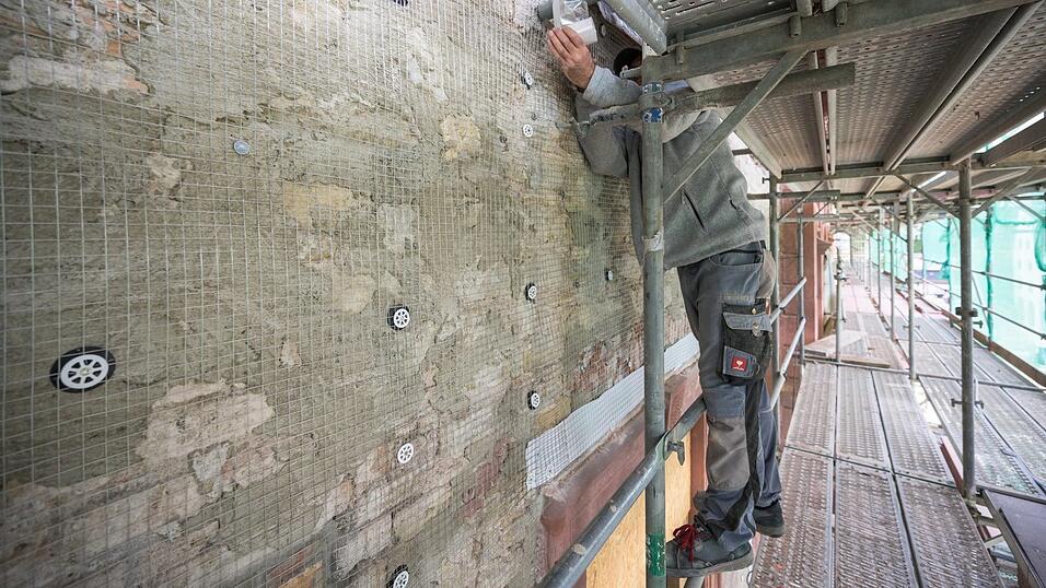 Ein Arbeiter ist mit der Sanierung eines Gebäudes beschäftigt. Die IG Bau fürchtet angesichts der hohen Sanierungstätigkeit in den kommenden Jahren um die Gesundheit der Branchenbeschäftigten. Ein Arbeiter ist mit der Sanierung eines Gebäudes beschäftigt. Die IG Bau fürchtet angesichts der hohen Sanierungstätigkeit in den kommenden Jahren um die Gesundheit der Branchenbeschäftigten.