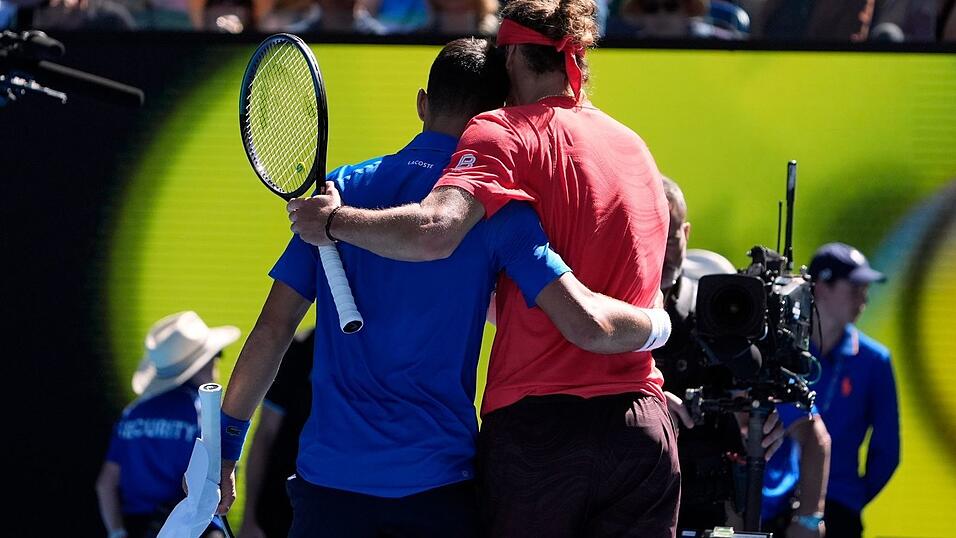 Djokovic und Zverev (r) nach der Aufgabe des angeschlagenen Serben. Djokovic und Zverev (r) nach der Aufgabe des angeschlagenen Serben.