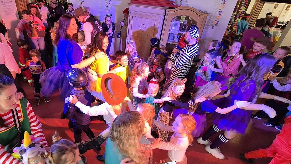 Tanzen und Spielen zu Partyhits dank DJ Wolfgang Dantl: Mit einer großen Polonaise ging es beim diesjährigen TGL-Kinderfasching los. Tanzen und Spielen zu Partyhits dank DJ Wolfgang Dantl: Mit einer großen Polonaise ging es beim diesjährigen TGL-Kinderfasching los.