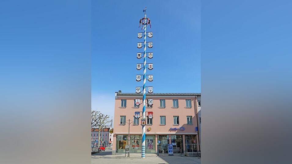 Maibaum in Deggendorf am Oberen Stadtplatz: Auch in Zeiten von Corona wird in Deggendorf ein Maibaum aufgestellt.