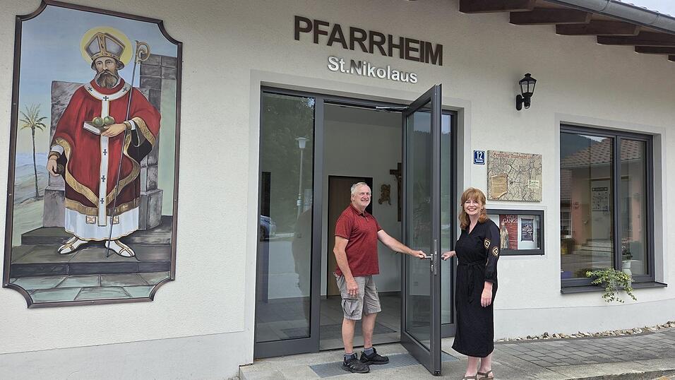 &bdquo;Hereinspaziert&ldquo; hei&szlig;t es ab 26. August: Dann wird das Verwaltungszentrum der Di&ouml;zese Regensburg im Steinb&uuml;hler Pfarrheim eingeweiht. Unser Bild zeigt Kirchenpfleger Paul Gra&szlig;l und die Verwaltungsleiterin Andrea Klotz.