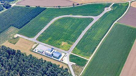 Die Fläche für das WTAZ ist mittlerweile voll erschlossen, nur die Eingrünung steht noch aus. Die soll laut Markt Pfeffenhausen im Frühjahr 2026 erfolgen, ebenso wie naturschutzrechtliche Kompensations- und Ausgleichsmaßnahmen.