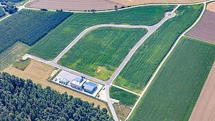 Die Fläche für das WTAZ ist mittlerweile voll erschlossen, nur die Eingrünung steht noch aus. Die soll laut Markt Pfeffenhausen im Frühjahr 2026 erfolgen, ebenso wie naturschutzrechtliche Kompensations- und Ausgleichsmaßnahmen.