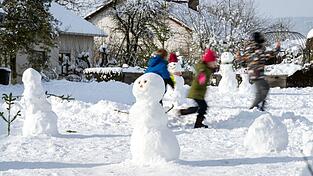 Im Schnee spielen - dafür haben die meisten Kinder heute in Bayern vormittags keine Zeit mehr. (Symbolbild) Im Schnee spielen - dafür haben die meisten Kinder heute in Bayern vormittags keine Zeit mehr. (Symbolbild)