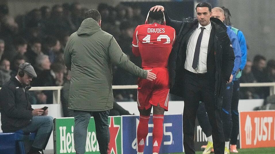 Atalanta-Trainer Raffaele Palladino (r) tr&ouml;stet beim Hinspiel in Bergamo den verletzt ausgewechselten Bayern-Profi Alphonso Davies. (Archivbild)