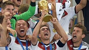Philipp Lahm reckte 2014 als bislang letzter deutscher Nationalmannschaftskapit&auml;n den WM-Pokal in die H&ouml;he. (Archivbild)