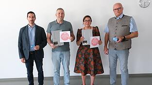 Präsentierten gemeinsam Awareness Karte und Damenhygiene-Spender (v.l.): Martin Fütterer vom Polizeipräsidium, Daniel Winklmaier, Chef der Ausstellungs GmbH, Fatma Umul, Gleichstellungsbeauftragte der Stadt, und Kriminalhauptkommissar Markus Wargitsch von der Beratungsstelle. Präsentierten gemeinsam Awareness Karte und Damenhygiene-Spender (v.l.): Martin Fütterer vom Polizeipräsidium, Daniel Winklmaier, Chef der Ausstellungs GmbH, Fatma Umul, Gleichstellungsbeauftragte der Stadt, und Kriminalhauptkommissar Markus Wargitsch von der Beratungsstelle.