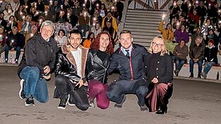 B&uuml;rgermeister Sandro Bauer sowie die Filmemacher Enrico Saller und Marina Hoeft pr&auml;sentieren in der Park-Arena &bdquo;Im Zeichen des Drachen&ldquo; als Vorpremiere. Die Darsteller Jakob Wolf und Eva Baier aus den Further Landen berichten von ihren Erfahrungen bei den Dreharbeiten (von links).