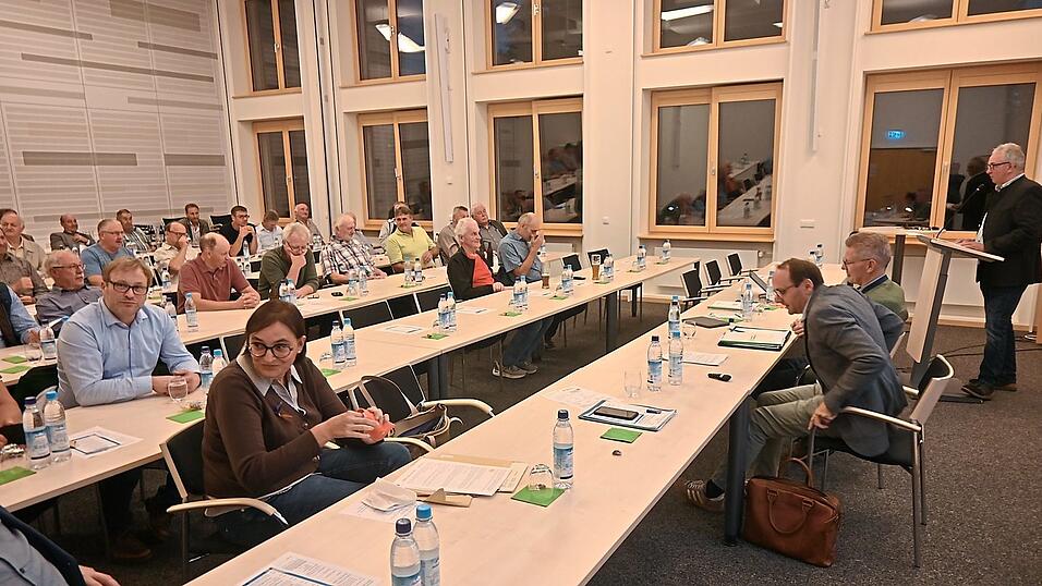BBV-Kreisobmann Franz Obeth (rechts) bei seinem Rückblick. Neben ihm am Tisch der stellvertretende BBV-Kreisobmann Thomas Scheuerer und BBV-Bezirksgeschäftsführer Hubert Hofmann. BBV-Kreisobmann Franz Obeth (rechts) bei seinem Rückblick. Neben ihm am Tisch der stellvertretende BBV-Kreisobmann Thomas Scheuerer und BBV-Bezirksgeschäftsführer Hubert Hofmann.