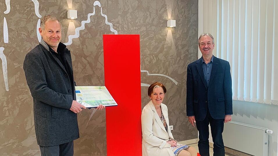 LEADER-Gesch&auml;ftsf&uuml;hrer Klaus Amann (links), Projektmanagerin Martina Wimmer und B&uuml;rgermeister Herbert Blascheck freuen sich &uuml;ber die Zusammenarbeit bei der ExperimentierWerkstatt.