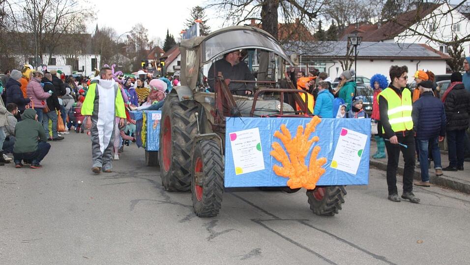Viele Faschings-Fans haben sich am Samstag den Umzug in Langenbach angesehen. Viele Faschings-Fans haben sich am Samstag den Umzug in Langenbach angesehen.