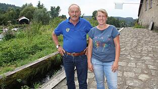 Ludwig Zankl und seine Tochter Silvia Tracz beklagen, dass ihnen die Behörden wörtlich Steine in den Weg legen.