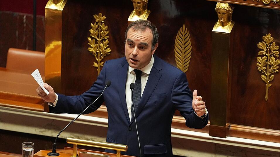 Lecornu hatte ein Aussetzen der umstrittenen Rentenreform von Präsident Emmanuel Macron angekündigt und sich mit diesem Zugeständnis an die Opposition die Unterstützung der Sozialisten gesichert.