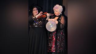 Auch ein Luftballon kann im Fasching ein Instrument sein.