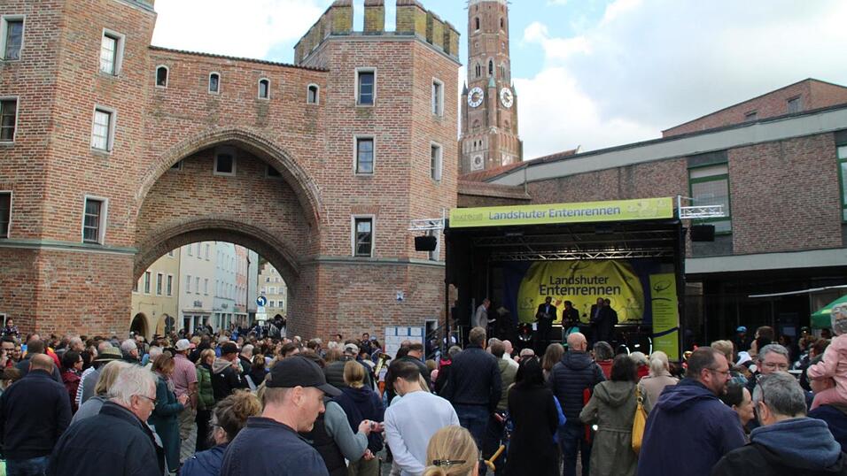 Viele Zuschauer waren beim Landshuter Entenrennen.