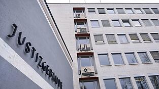Fünf junge Männer stehen in Aschaffenburg vor Gericht, weil sie ältere Männer mit fingierten Sexkontakten erpresst und diese teils stundenlang festgehalten haben sollen. (Symbolbild)