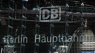 Die Bahn hat mit der Lokführergewerkschaft GDL einen Tarifkompromiss erzielt. (Archivbild) Die Bahn hat mit der Lokführergewerkschaft GDL einen Tarifkompromiss erzielt. (Archivbild)