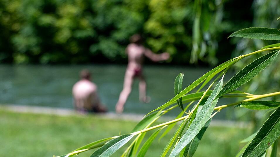 Nach dem Sprung ins Wasser fehlte von dem Mann jede Spur – zur Sorge des Bekannten. (Symbolbild) Nach dem Sprung ins Wasser fehlte von dem Mann jede Spur – zur Sorge des Bekannten. (Symbolbild)