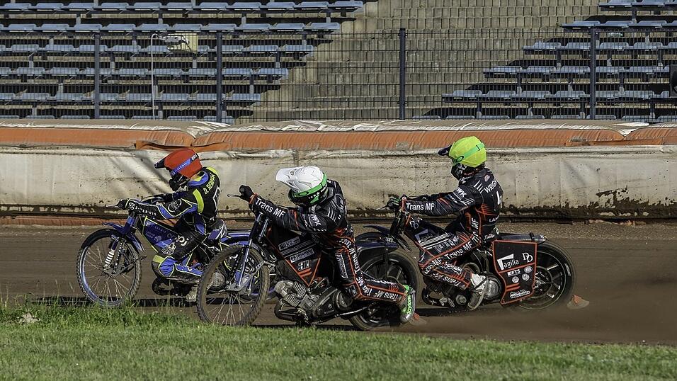 Je oller, desto doller: Der 39-j&auml;hrige Engl&auml;nder Richard Lawson (roter Helm&uuml;berzug) schrieb f&uuml;r Krakau mit f&uuml;nf &bdquo;Dreiern&ldquo; das Punktemaximum. Sein Landsmann Charles Wright (rechts) kam auf respektable 14 Z&auml;hler, dessen Devils-Kollege Paco Castagna jedoch nur auf drei.