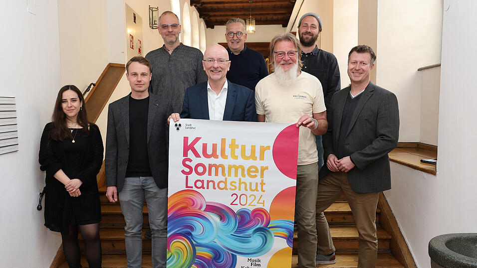 Pr&auml;sentierten das Programm f&uuml;r den diesj&auml;hrigen 'Kultursommer Landshut' (vorne stehend von links): Cornelia Heckel (Landestheater Niederbayern), Kulturabteilungsleiter Benedikt Schramm, OB Alexander Putz, Christoph Jung ('M&auml;nnerladen'), Stadtmarketingleiter Michael Bragulla sowie (hintere Reihe von links) Florian K&auml;ding (Haus International), Martin Hilz (K&uuml;nstlerischer Leiter Spektakel Landshut) und Bj&ouml;rn Rautenberg (Messe Landshut)