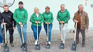 Jürgen Fischer, Bauleiter bei Bau Wagner, Fußballabteilungsleiter Stefan Umlauf sowie Martin Brockelmann, Gabriele Hetzl, Katrin Vogl und Jürgen Liegl vom TV, Architekt Max Schneider und Bauunternehmer Siegfried Wagner (von links) beim Spatenstich am Freitag.