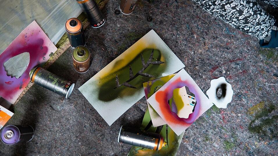 Viele der Teilnehmer sprayten zum ersten Mal. Als Hilfestellung standen ihnen Schablonen von verschiedenen Blumen zur Verf&uuml;gung.