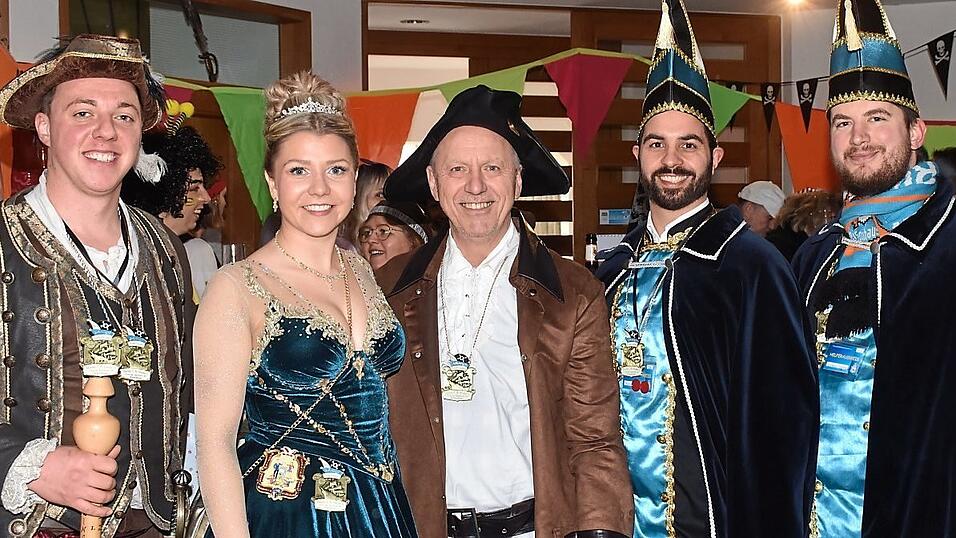 B&uuml;rgermeister Josef Reff (Mitte) empfing das Prinzenpaar Nicolai I. und Marion I. (li.) und die Pr&auml;sidenten Sebastian Eggerbauer und Florian Zehetbauer (v. re.).