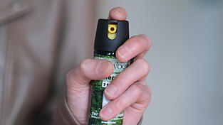 Der Täter nutzte Pfefferspray, um dem Opfer die Tasche zu entwenden. (Symbolbild)