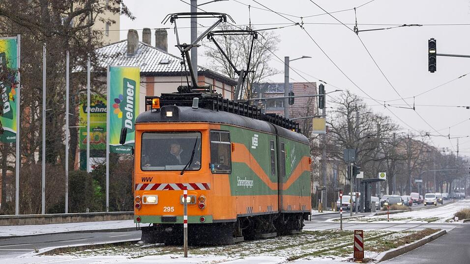 Wegen Glättegefahr setzt der gesamte Busverkehr im Stadtgebiet Würzburg in der Nacht zum Montag aus. (Symbolbild)
