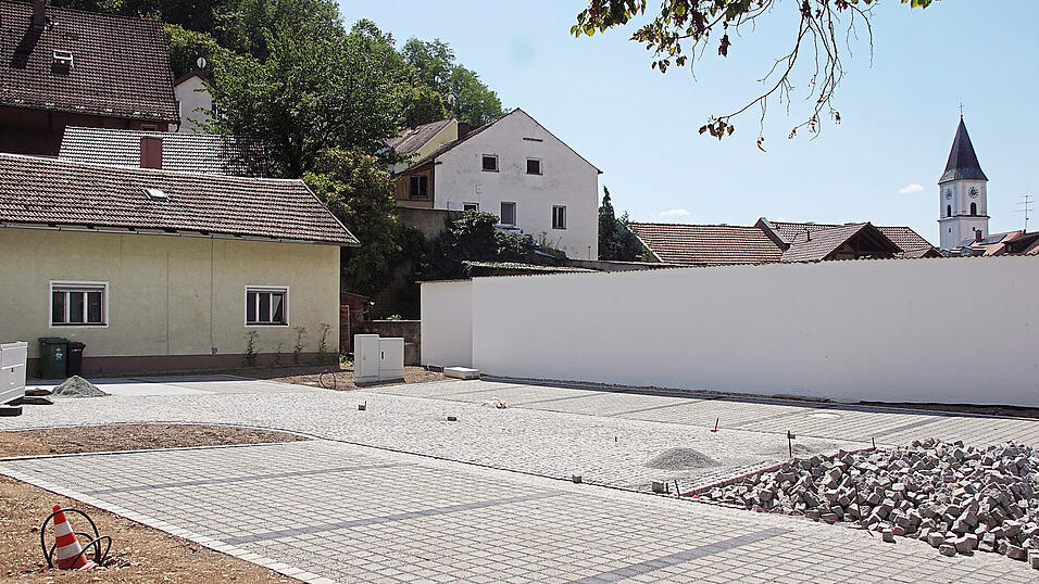 Im Bereich Taxisstraße sind zusätzliche Parkplätze entstanden. Eine alte Garage und ein Zaun mussten dafür weichen. Im Bereich Taxisstraße sind zusätzliche Parkplätze entstanden. Eine alte Garage und ein Zaun mussten dafür weichen.