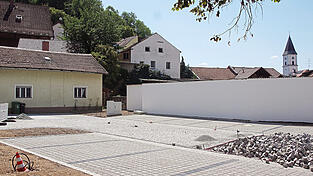 Im Bereich Taxisstra&szlig;e sind zus&auml;tzliche Parkpl&auml;tze entstanden. Eine alte Garage und ein Zaun mussten daf&uuml;r weichen.