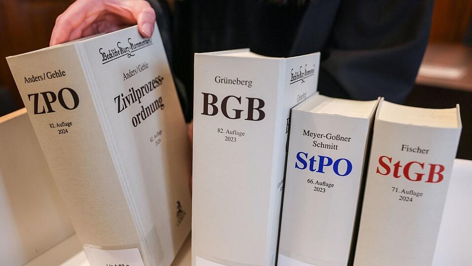 Die Justiz darf bisher nicht so einfach eine KI verwenden. Gleichwohl sieht sie sich mit einer steigenden Zahl an Schreiben konfrontiert, die mittels KI verfasst wurden. (Illustration) Die Justiz darf bisher nicht so einfach eine KI verwenden. Gleichwohl sieht sie sich mit einer steigenden Zahl an Schreiben konfrontiert, die mittels KI verfasst wurden. (Illustration)