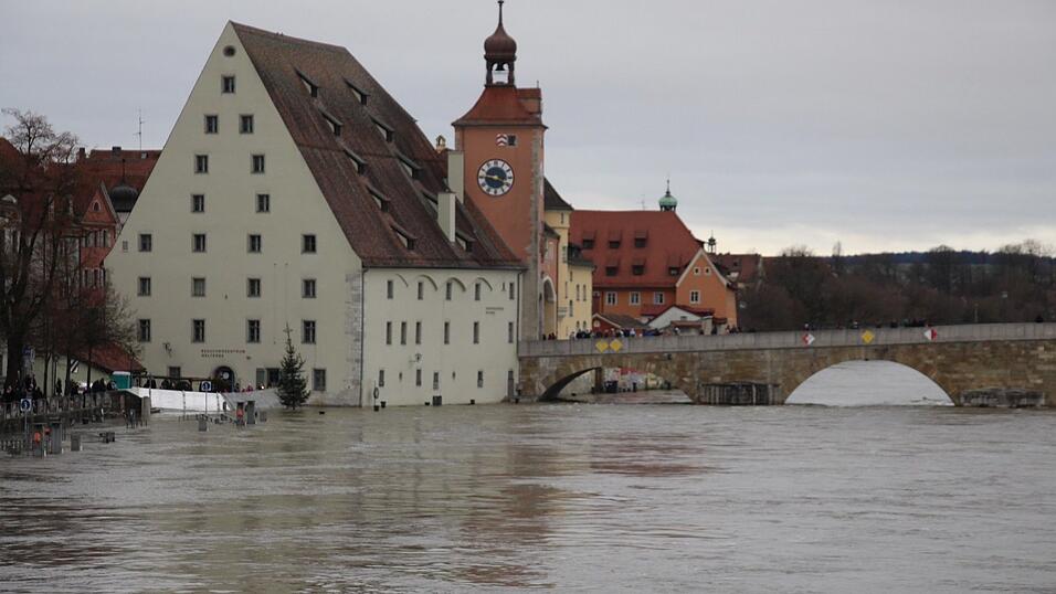 Die Wurstkuchl wurde durch Hochwasserwände geschützt.