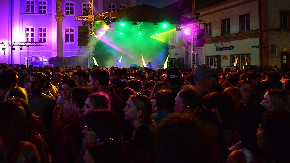 Am späten Abend gab es kein Durchkommen mehr zur Hauptbühne. DJ Matze heizte seinem Publikum richtig ein und traf dessen Geschmack. Am späten Abend gab es kein Durchkommen mehr zur Hauptbühne. DJ Matze heizte seinem Publikum richtig ein und traf dessen Geschmack.