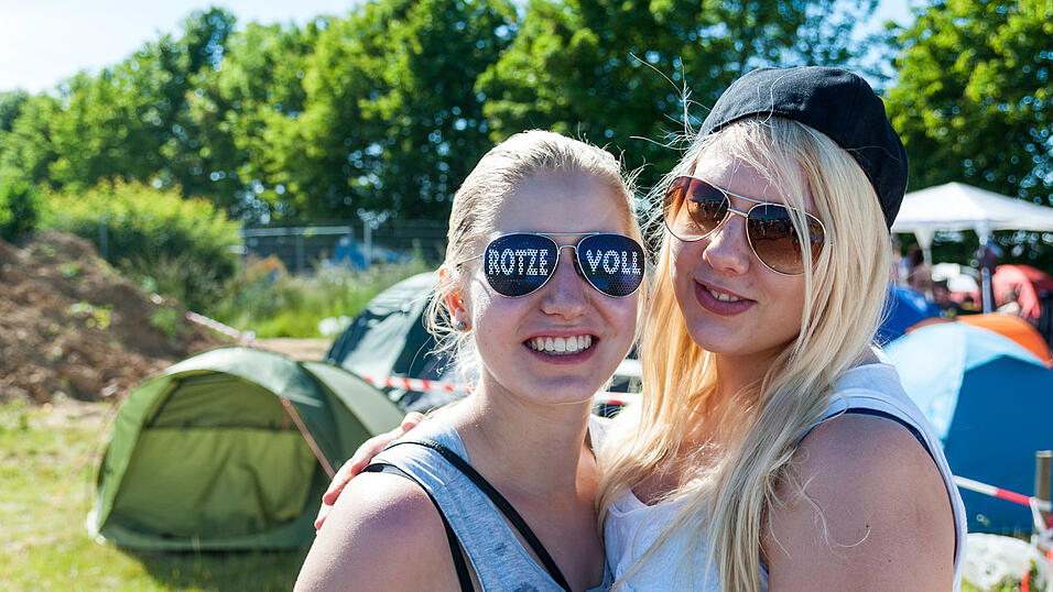 Ein Streifzug durch das Campinggelände: Trotz heißer Temperaturen sind die Festivalbesucher bestens gelaunt. (Foto: Susanne Raith) Ein Streifzug durch das Campinggelände: Trotz heißer Temperaturen sind die Festivalbesucher bestens gelaunt. (Foto: Susanne Raith)