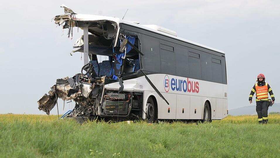 Beim Zusammenstoß wurde der Busfahrer im Wrack eingeklemmt und musste von der Feuerwehr befreit werden.