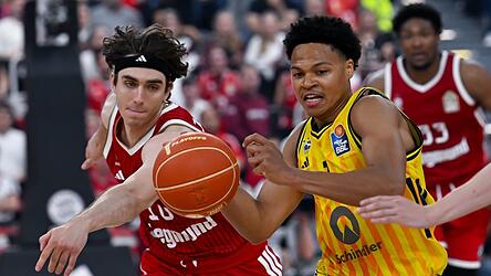 Bayern-Profi Jessup (links) und Berlins Kayil k&auml;mpfen um den Ball.