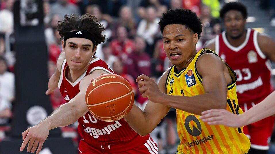 Bayern-Profi Jessup (links) und Berlins Kayil k&auml;mpfen um den Ball.