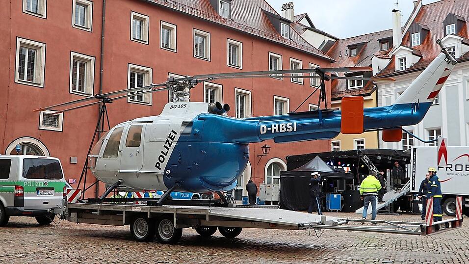 Der Polizeihubschrauber wird für das Fest angeliefert. Neben der Polizei war dafür am Freitag auch der Technische Hilfsdienst (THW) am Haidplatz vor Ort. Der Polizeihubschrauber wird für das Fest angeliefert. Neben der Polizei war dafür am Freitag auch der Technische Hilfsdienst (THW) am Haidplatz vor Ort.