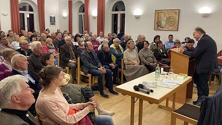 Mit großem Interesse folgen die Gäste im Alfonssaal des Geistlichen Zentrums den Ausführungen von Professor Dr. Martin Balle.