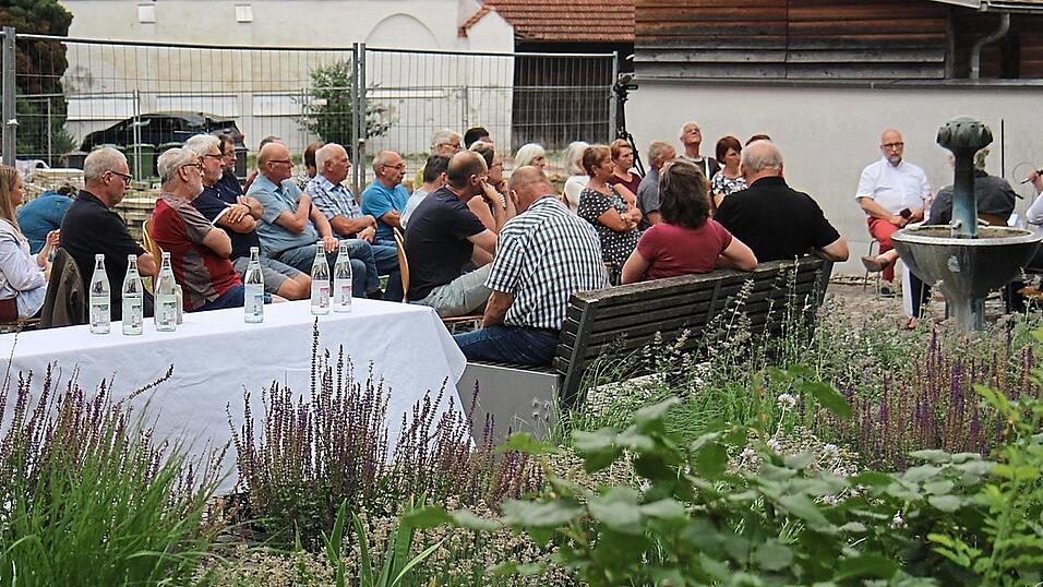 Rund 35 Gäste kamen zum zweiten Museumstalk, der diesmal vor blühender Kulisse im Spitalgarten deutlich ruhiger verlief als die Premiere des Formats im Juni. Rund 35 Gäste kamen zum zweiten Museumstalk, der diesmal vor blühender Kulisse im Spitalgarten deutlich ruhiger verlief als die Premiere des Formats im Juni.