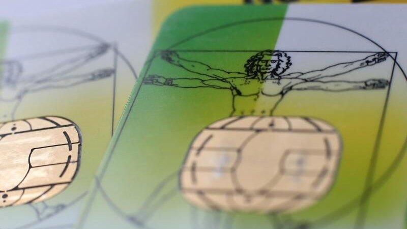 Versichertenkarten der Allgemeinen Ortskrankenkassen (AOK) liegen auf einem Tisch. Versichertenkarten der Allgemeinen Ortskrankenkassen (AOK) liegen auf einem Tisch.
