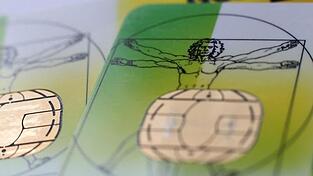 Versichertenkarten der Allgemeinen Ortskrankenkassen (AOK) liegen auf einem Tisch. Versichertenkarten der Allgemeinen Ortskrankenkassen (AOK) liegen auf einem Tisch.