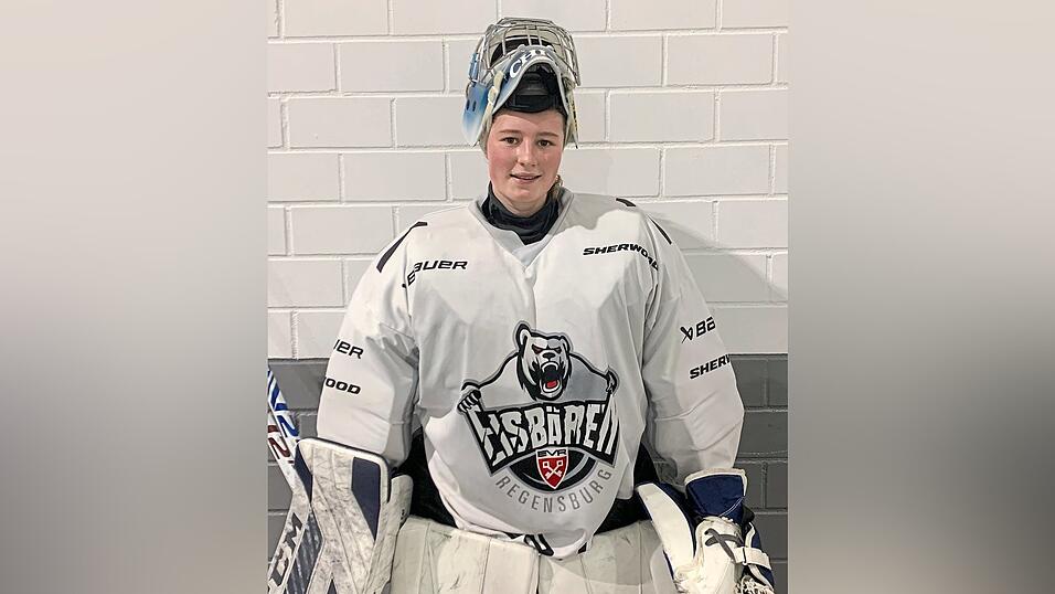 Hart im Nehmen ist Chiara Schultes, die als Eishockey-Torhüterin bei den Eisbären Regensburg ihren Mann steht. Hart im Nehmen ist Chiara Schultes, die als Eishockey-Torhüterin bei den Eisbären Regensburg ihren Mann steht.