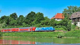 So gepflegt wie die Landschaft hier bei Volkmannsdorf, durch die sich die Regionalzüge ihren Weg zwischen Moosburg und Landshut bahnen, wünschen sich viele Bahnpendler auch den Zustand in den Waggons der Regionalzüge - doch hier gibt es laut aktuellem Ranking noch Luft nach oben.